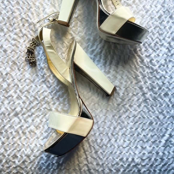 Versace - Picture 2 of 10